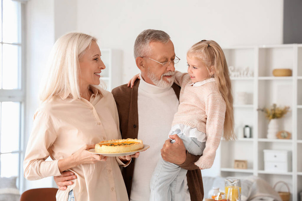 Meisje met haar grootouders dineert thuis op Thanksgiving Day - Foto, afbeelding