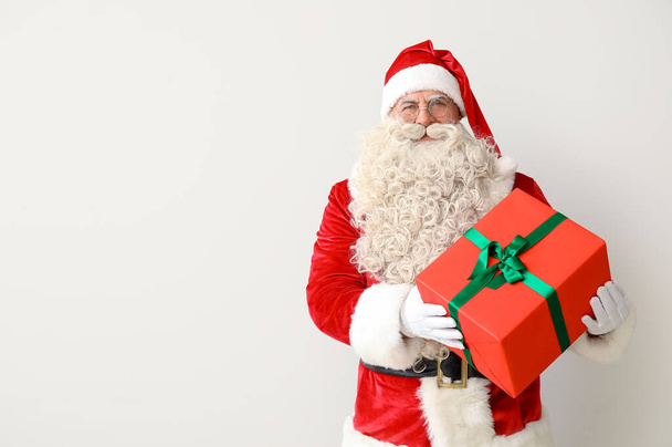 白い背景の上のクリスマス プレゼントとサンタ クロース - 写真・画像