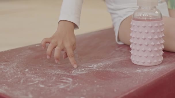 Γείρε μέχρι slowmo αστείο 5 ετών ασιατικό κορίτσι σχέδιο με κιμωλία σε σκόνη στον πάγκο κατά τη διάρκεια γυμναστικής εκπαιδευτή με πούλμαν - Πλάνα, βίντεο