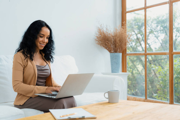Африкансько-американська жінка використовує ноутбук для вирішальної роботи в Інтернеті. Секретар або онлайн написання контенту, що працює вдома. - Фото, зображення