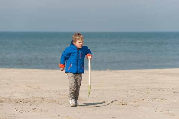 Junge spielt am Strand - Photo, Image