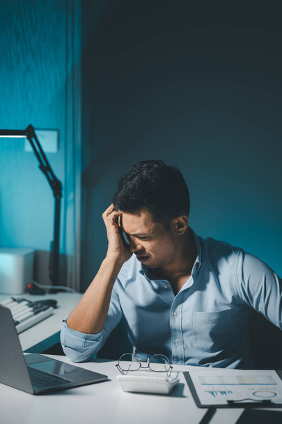 Businessman is stressed because of business problems in the office, worried about the company's problems,Thinking of solving the problem of stress from the loss of the company, - Photo, Image