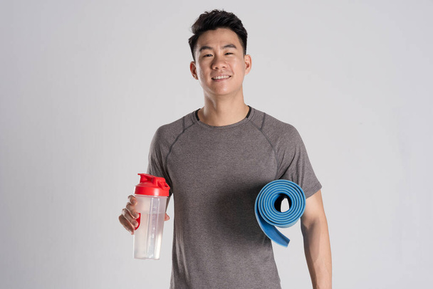 Beyaz arka planda egzersiz yapan Asyalı bir adamın görüntüsü - Fotoğraf, Görsel