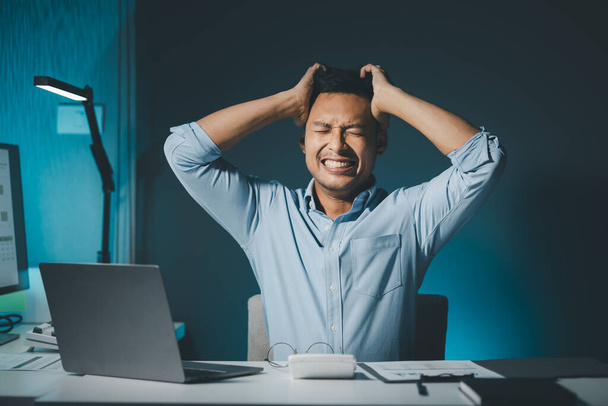 Üzletember stresszes, mert az üzleti problémák az irodában, aggódik a cég problémái miatt, gondolkodik, hogy megoldja a stressz problémáját a veszteség a cég, - Fotó, kép