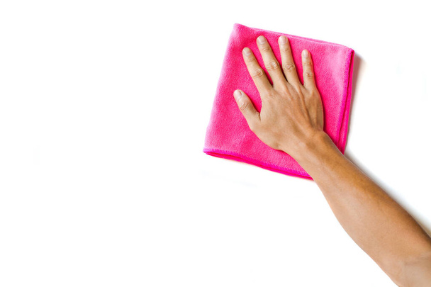 Абстрактная мужская рука, держащая розовую чистящую ткань из микроволокна на белом. Предыстория для добавления текста или художественного оформления. - Фото, изображение