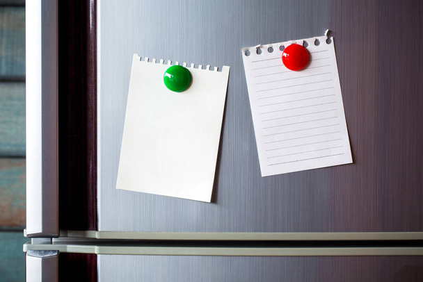 Prázdný papír na dveře chladničky s papírové poznámky pro magnetický klip přidat textovou zprávu. - Fotografie, Obrázek