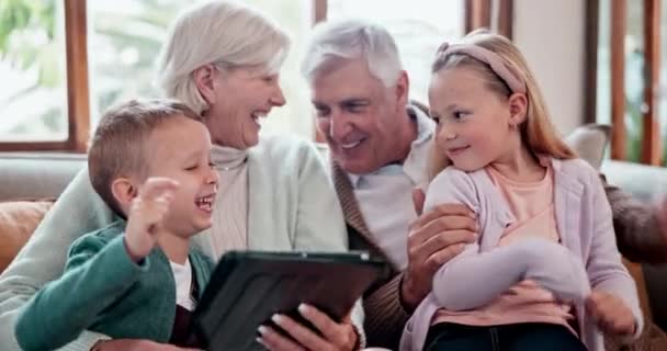 Lapset, isovanhemmat ja tabletti sohvalla pelejä pelaa, puhuu tai nauraa keskustelua. Tyttö, poika ja vanhukset pari online-yhteyden tai sosiaalisen median digitaalinen streaming, elokuvia tai hauska. - Materiaali, video
