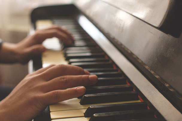 オールドスクール ヴィンテージ instagram フィルター (クローズ アップ) をピアノの手 - 写真・画像