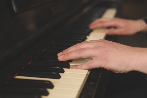 Handen spelen de piano (close-up) met oldschool vintage instagram filter - Foto, afbeelding
