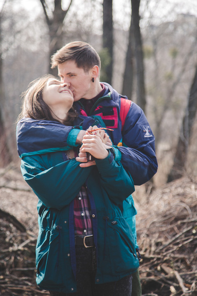 Κορίτσι μελαχρινή νεαρή όμορφη hipster ευτυχισμένο ζευγάρι και ο τύπος τη μεγάλη διασκέδαση χρόνο ενώ τα ταξίδια και τις πεζοπορίες στο δάσος δάσος - Φωτογραφία, εικόνα