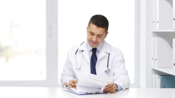 šťastný doktor s deskami v nemocnici - Záběry, video