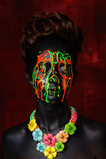 Девушка с цветным лицом
 - Фото, изображение