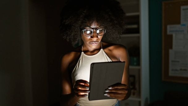 Afrikai-amerikai női üzletember touchpad használatával az irodában - Fotó, kép