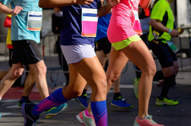 Μαραθώνιο τρέχει αγώνα, τα πόδια των ανθρώπων στο δρόμο, γυναίκες διατρέχουν - Φωτογραφία, εικόνα