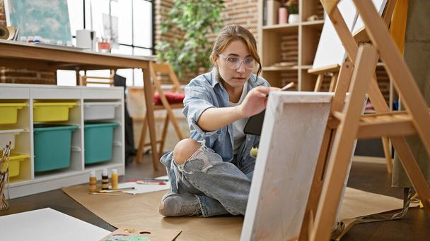 Νεαρή γυναίκα καλλιτέχνης αναζητούν touchpad σχέδιο στο στούντιο τέχνης - Φωτογραφία, εικόνα