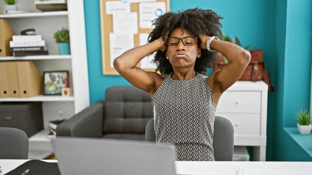 Afrikkalainen amerikkalainen nainen liiketoiminnan työntekijä käyttää kannettavaa tietokonetta stressaantunut toimistossa - Valokuva, kuva