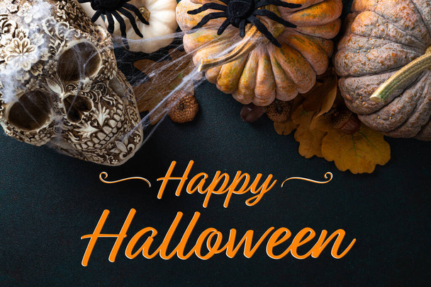 Happy Halloween Karte. Halloween-Hintergrund mit Kürbissen, gespenstischem Totenkopf, Herbstdekoration auf dunklem Hintergrund. Happy-Halloween-Konzept - Foto, Bild