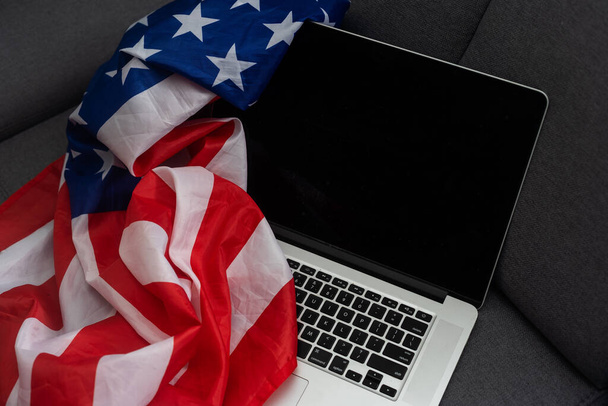 US-Flagge und Laptop im Hintergrund mit Kopierraum - Foto, Bild