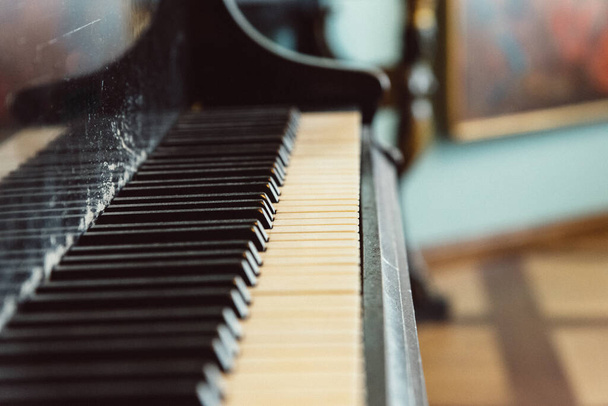 Preto piano em um close-up tiro em uma sala cheia de luz - Foto, Imagem