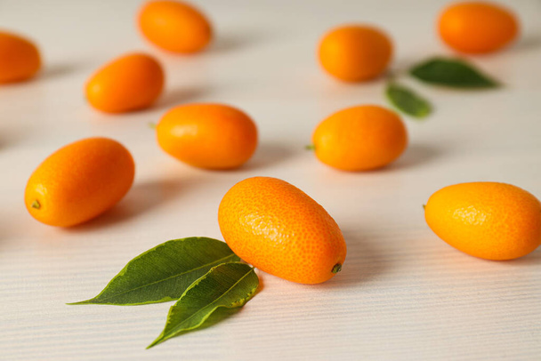Kumquat a listy na světlém pozadí, zavřít - Fotografie, Obrázek