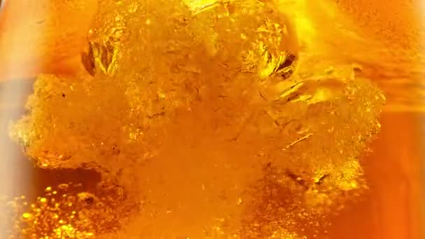 Super Slow Motion Detalle Shot of Bubbling and Swirling Fresh Beer in Glass a 1000fps. Filmado con cámara de cine de alta velocidad, 4K. - Imágenes, Vídeo