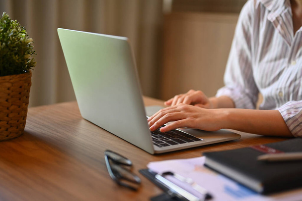 Обрезанный снимок руки бизнесвумен, печатающих на клавиатуре ноутбука поисковой информации в Интернете. - Фото, изображение