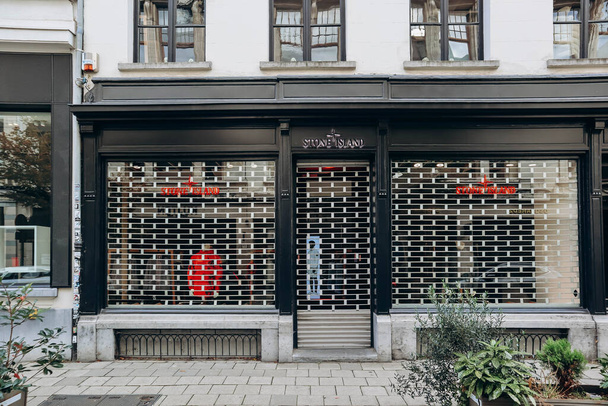 Anvers, Belgique - 22 octobre 2023 : Façade du magasin Stone Island dans le centre d'Anvers - Photo, image