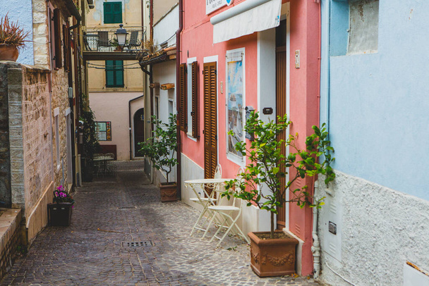 Sirolo egy festői szépségű város az Adriai-tenger partján, Olaszország Marche régiójában. Ismert a lenyűgöző strandok, tiszta kék vizek, és bájos történelmi központjában. - Fotó, kép