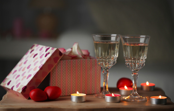 Champagne glasses and rose petals for celebrating Valentines Day - Φωτογραφία, εικόνα