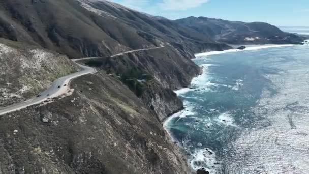 Coastal Road at Highway 1 στην Καλιφόρνια των Ηνωμένων Πολιτειών. Ιστορική οδική εκδρομή στην παραλιακή οδό της Καλιφόρνια. Θαλάσσιο τοπίο της φύσης. Coastal Road at Highway 1 Στην Καλιφόρνια Ηνωμένες Πολιτείες. - Πλάνα, βίντεο