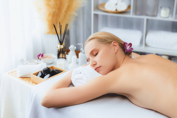 Masaż aromaterapią na dzień atmosfera lub salon spa skład konfiguracji z ostrym wystrojem i akcesoria spa na rozmytej kobiety korzystających błogi aromat masaż spa w ośrodku lub tle hotelu. Cichy zapach - Zdjęcie, obraz