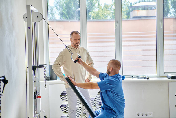 professionelle Rehabilitationstrainings an Trainingsgeräten, Unterweisung des Menschen im Kinesio-Zentrum - Foto, Bild