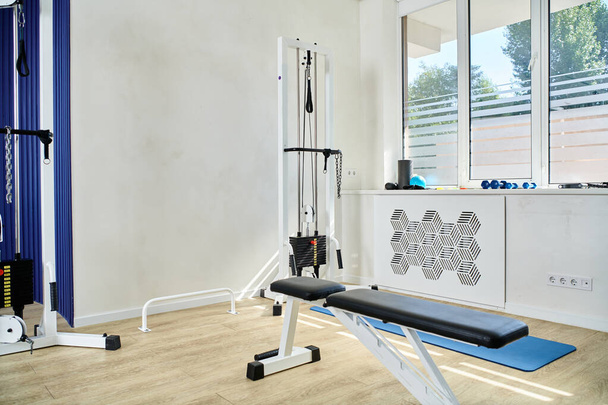 nowoczesny sprzęt rehabilitacyjny w przestronnej i komfortowej siłowni centrum kinezjologii, medycyna zaawansowana - Zdjęcie, obraz