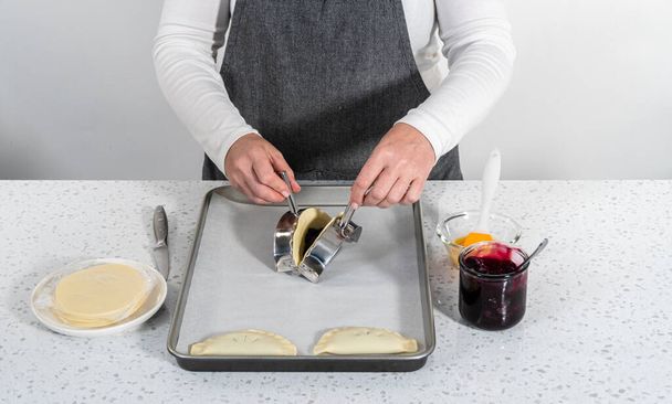 Plnění těsta Empanada borůvkovou náplní na sladké empanády s borůvkami. - Fotografie, Obrázek