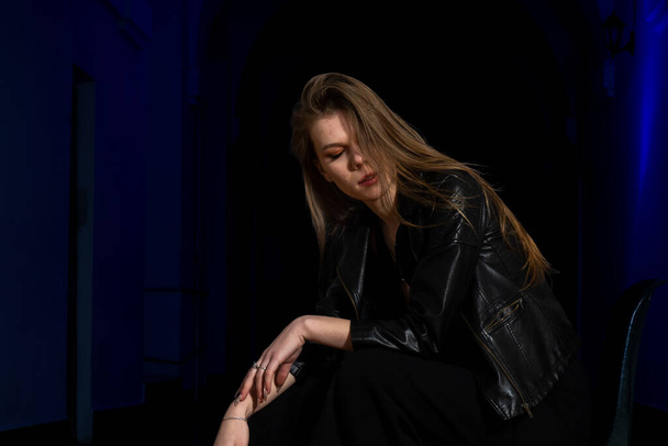 une belle fille avec une veste en cuir noir en studio - Photo, image