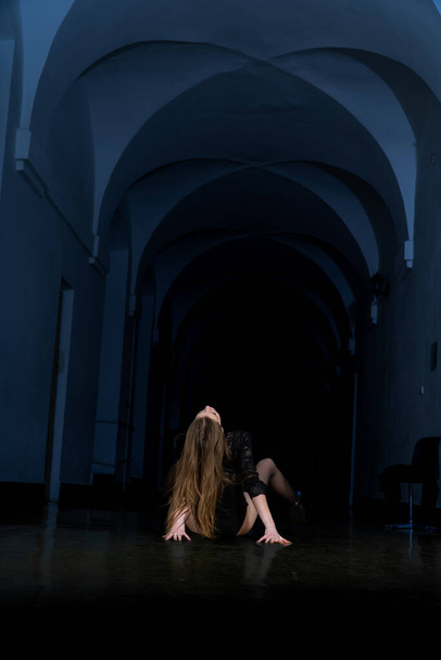 Portret van een prachtig sensueel jong meisje dat poseert in een donker interieur. Modefoto. - Foto, afbeelding