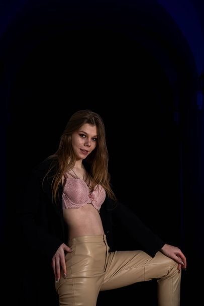 Karanlık bir iç mekanda poz veren güzel, şehvetli bir genç kızın portresi. Moda fotoğrafı.. - Fotoğraf, Görsel