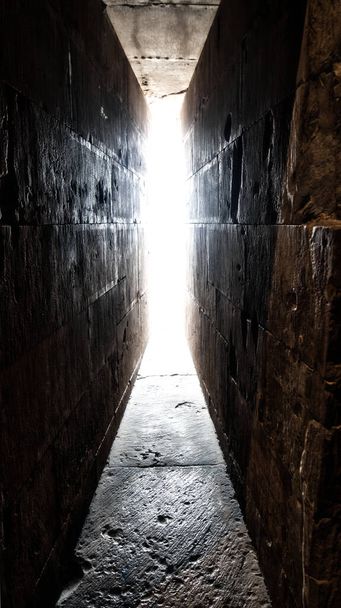 Işığa giden taş yol - Fotoğraf, Görsel