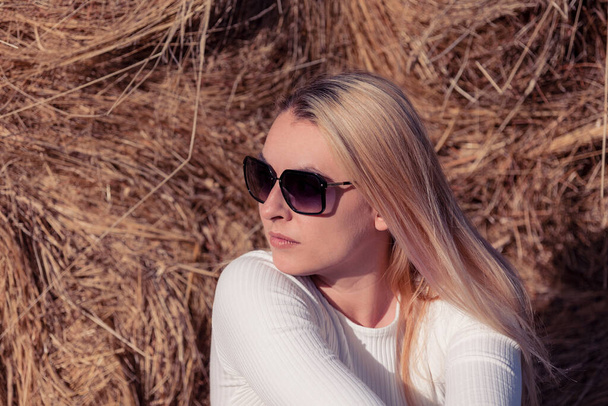 Beautiful Blonde Woman with Sunglasses Enjoying Sun in Fall Setting - Travel Lifestyle - Φωτογραφία, εικόνα