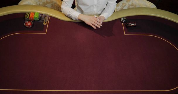 Casino concept. Close-up van vrouwelijke handen spelen poker aan de tafel - Foto, afbeelding