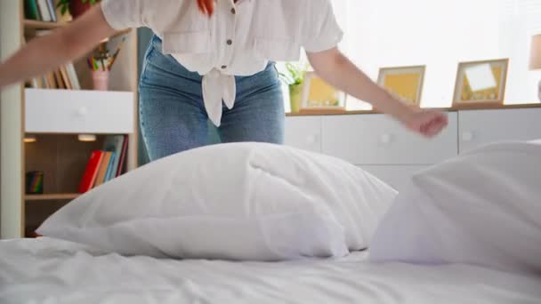 rotina da manhã, a mulher limpa a casa e faz a cama no quarto de dormir após o sono - Filmagem, Vídeo