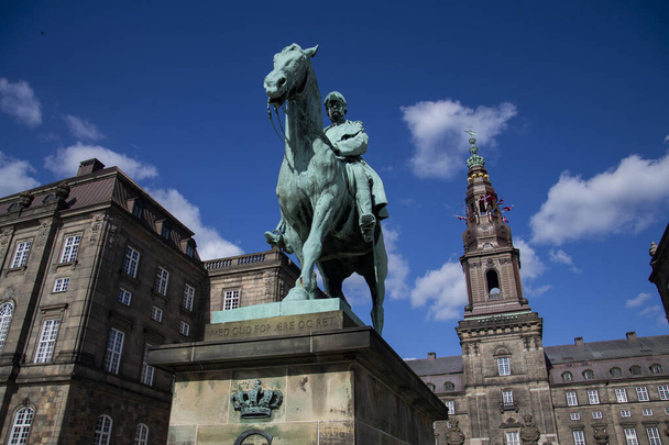 A estátua equestre do rei Frederico VII em frente a Christiansborg, Copenhague, Dinamarca - Foto, Imagem