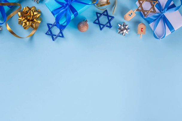 Happy Hanukkah tło kartki okolicznościowej. Żydowski Nowy Rok wakacyjny płaski leżał z tradycyjnymi symbolami festiwalu hanukkah, menory, pączków i dekoracji przestrzeni kopii - Zdjęcie, obraz