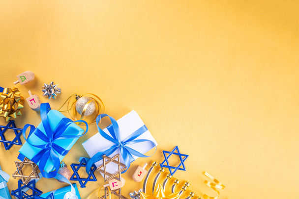 Happy Hanukkah tło kartki okolicznościowej. Żydowski Nowy Rok wakacyjny płaski leżał z tradycyjnymi symbolami festiwalu hanukkah, menory, pączków i dekoracji przestrzeni kopii - Zdjęcie, obraz