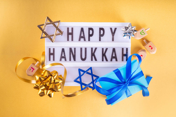 Glückliche Chanukka Grußkarte Hintergrund. Jüdische Neujahrsflache mit traditionellen Symbolen des Chanukka-Festes, Menora, Donuts und Dekorationen - Foto, Bild