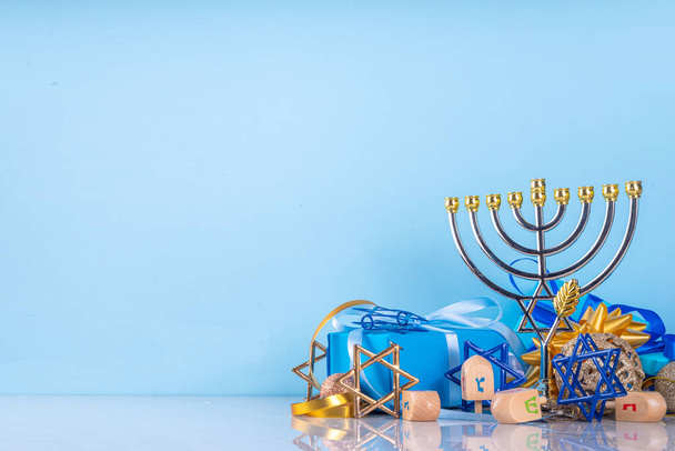 Felice Hanukkah sfondo biglietto di auguri. Capodanno ebraico appartamento laici con simboli tradizionali della festa hanukkah, menorah, ciambelle e decorazioni copiare spazio - Foto, immagini