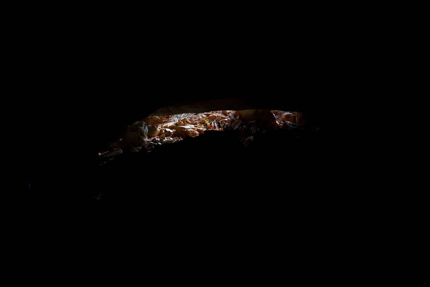 Туристи виходять з темної печери, занурюючись у сонячне світло. Ідеально підходить для додавання тексту. - Фото, зображення