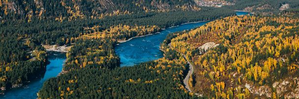 秋 10月 アルタイ地方の風景, ロシアの南シベリアのロシア共和国, 青いカトゥン川と山を巻く, 空中トップビューバナーサイズ - 写真・画像