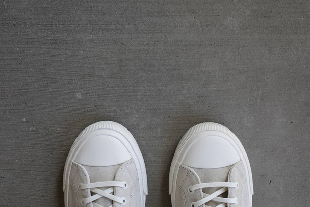 Top kilátás két fehér tiszta keds texturált beton padló copyspace - Fotó, kép