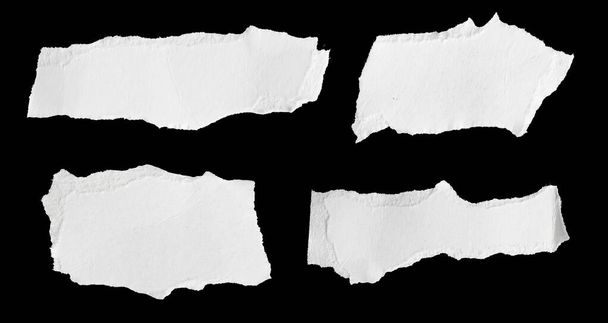 pedazo de papel blanco sobre fondo negro aislado - Foto, imagen